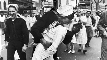 ‘VJ Day in Times Square’, the iconic photo of a sailor kissing Greta Friedman at the end of the second World War. (Photo: Twitter/<a href="https://twitter.com/luqmanyamin/status/667004878552608769">Luqman al zauj</a>)