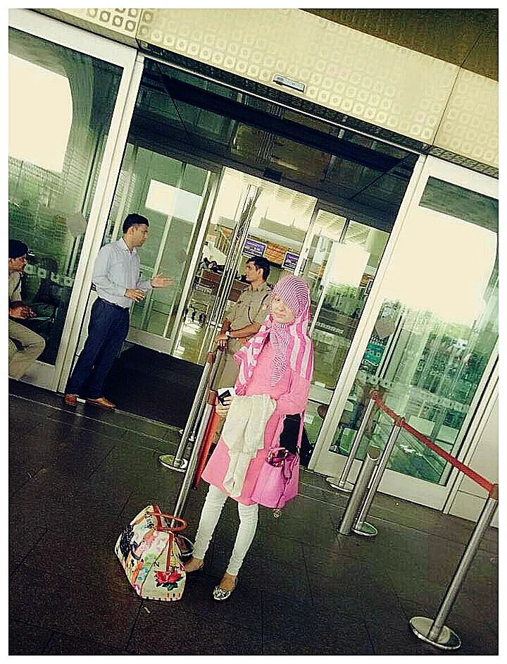 Reshma boarding her flight to New York on September 6. (Photo: Make Love Not Scars)
