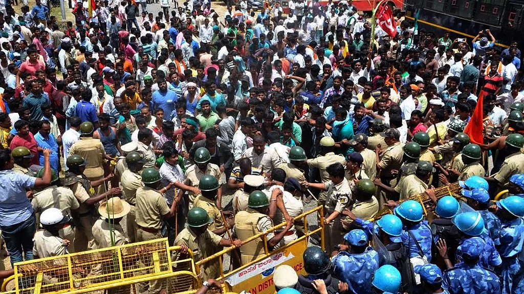 Police charge batons on farmers protesting against release of Cauvery river water to Tamil Nadu as they try to enter Krishnarajasagara dam in Mandya on 9 September 2016. (Photo: IANS)