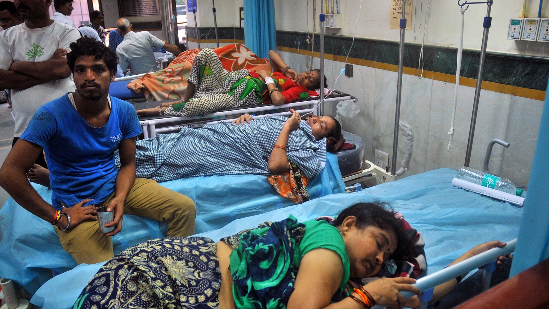 People suffering from dengue and chikungunya being treated at a Delhi hospital on 31 Aug, 2016. (Photo: IANS)