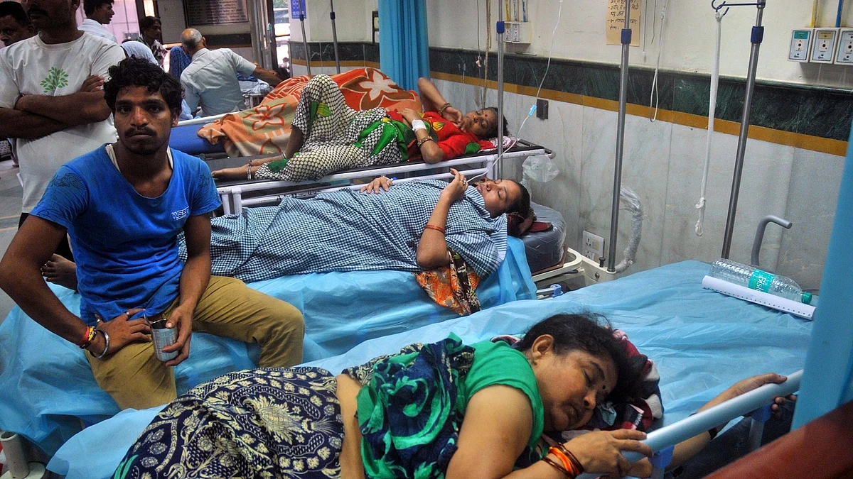 People suffering from dengue and chikungunya being treated at a Delhi hospital on 31 Aug, 2016. (Photo: IANS)