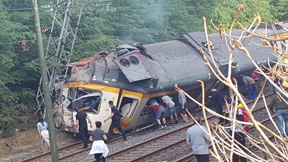 Photo of the train derailed near Pontevedra in north-west Spain. (Photo Courtesy: Twitter/<a href="https://twitter.com/GxDRadioGalega/status/774156014593544193?ref_src=twsrc%5Etfw">Galicia por Diante</a>)