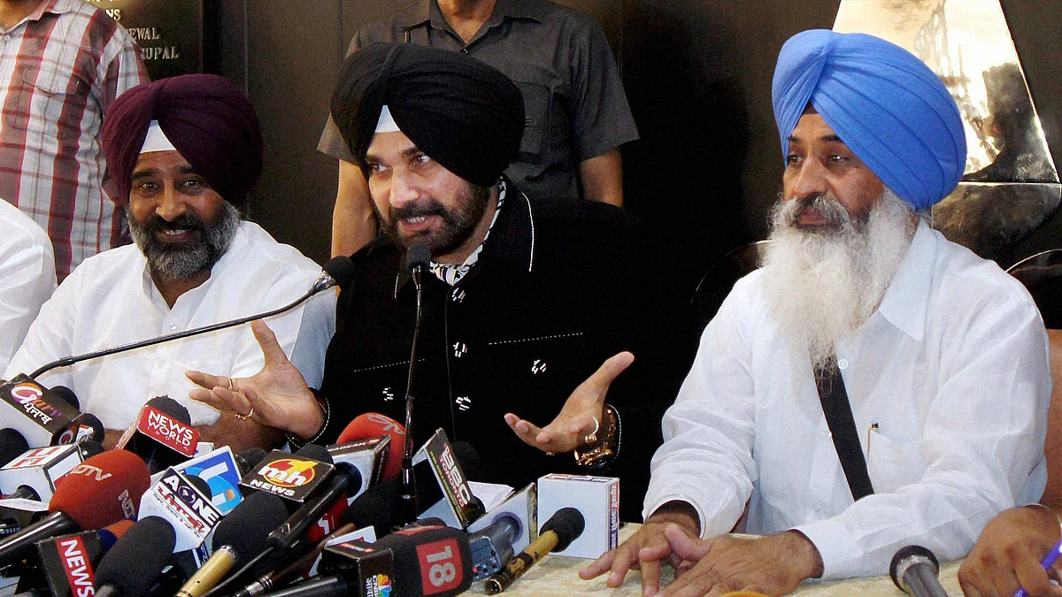 Cricketer-turned-politician Navjot Singh Sidhu formally announcing a new political “forum” Awaaz-e-Punjab. (Photo: PTI)
