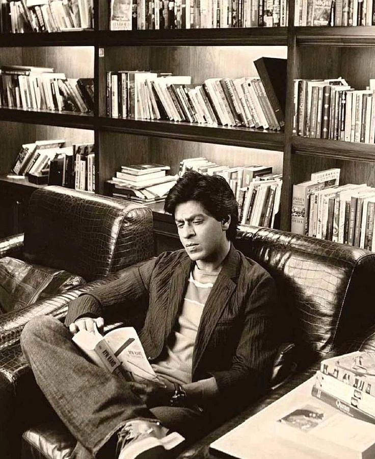 Shah Rukh likes to be well-informed. (Photo Courtesy: <a href="https://twitter.com/search?f=images&vertical=default&q=Shah%20rukh%20khan%20reading&src=typd">Twitter</a>)