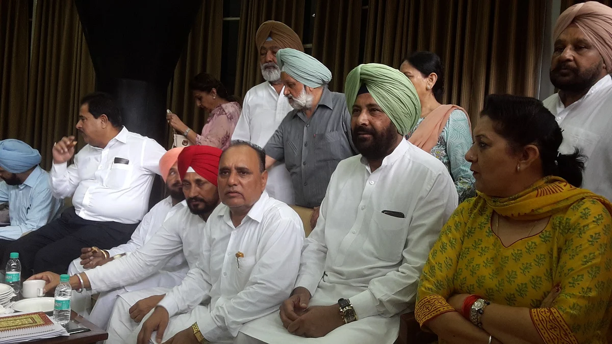 Congress MLA Tarlochan Singh hurled a shoe at Punjab Minister Bikram Singh Majithia. (Photo Courtesy: <a href="https://twitter.com/manaman_chhina/status/775940695567634432">Twitter/Man Aman Chhina</a>)