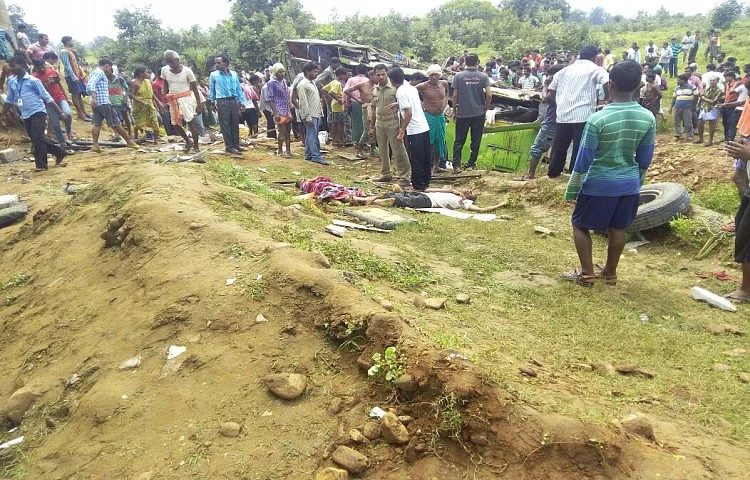 15 people are feared to be dead in a bus accident in Odisha. (Photo Courtesy: <a href="http://www.ommcomnews.com/">www.ommcomnews.com</a>)