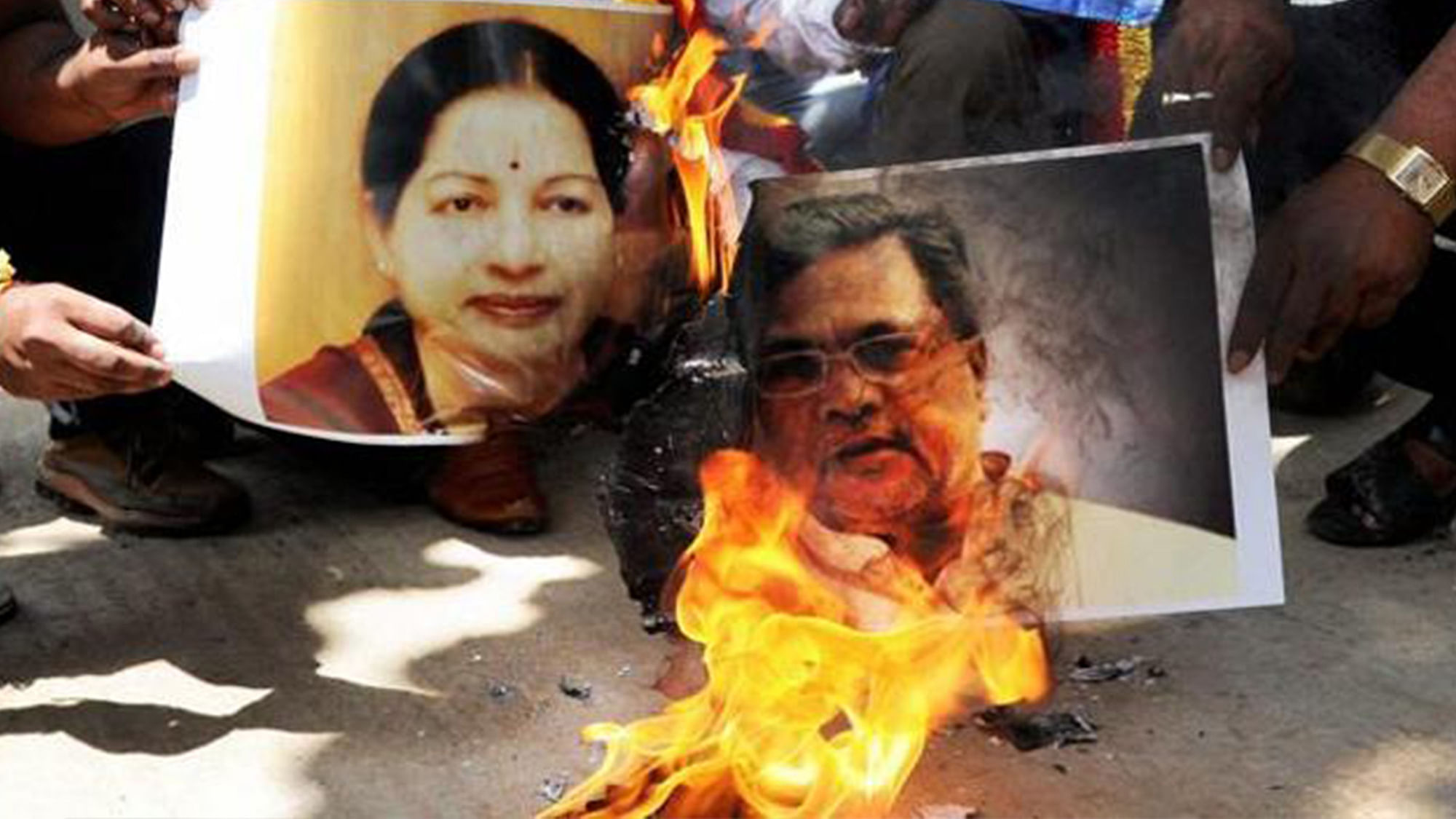 Protesters burn pictures of Jayalalithaa and Siddaramaiah in Karnataka (Photo: IANS) 