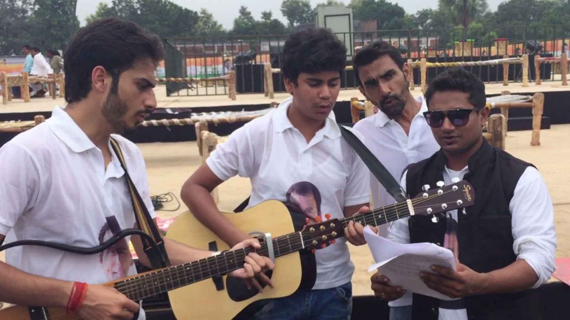 Saaz Band performing at Rahul Gandhi’s Mahayatra. (Photo: The Quint)