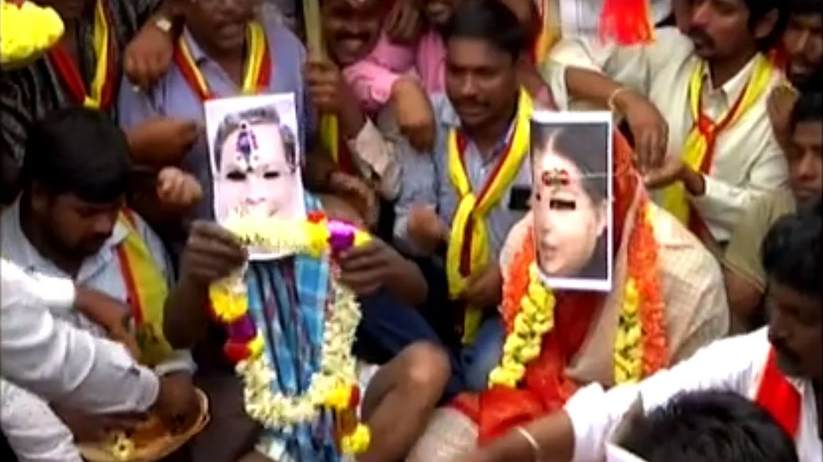 Guess whose getting married? (Photo Courtesy: Facebook/<a href="https://www.facebook.com/news9live/videos/1164395250294807/">News9</a>)