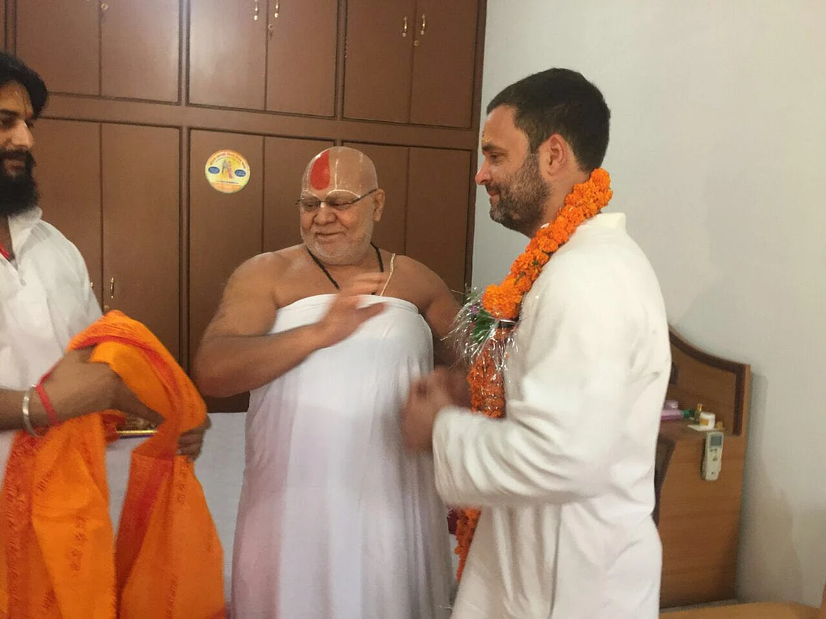 Rahul Gandhi meets Mahant Gyandas, the mahant of the Hanumangarhi temple in Ayodhya. (Photo: Neeraj Gupta/ The Quint)