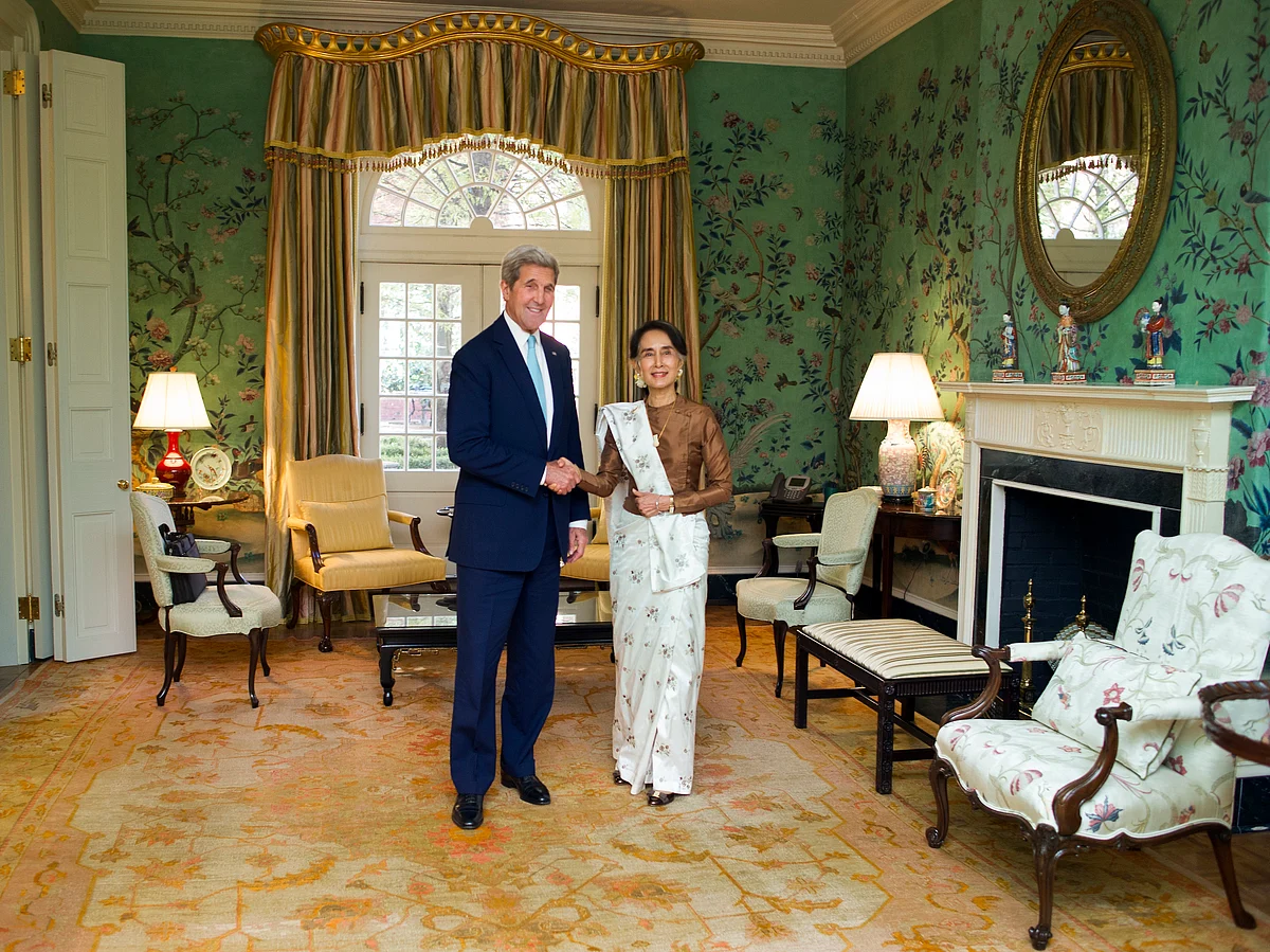 Secretary Kerry and Myanmar leader Aung San Suu Kyi pose for a photograph prior to having lunch at Blair House in Washington. (Photo: AP)