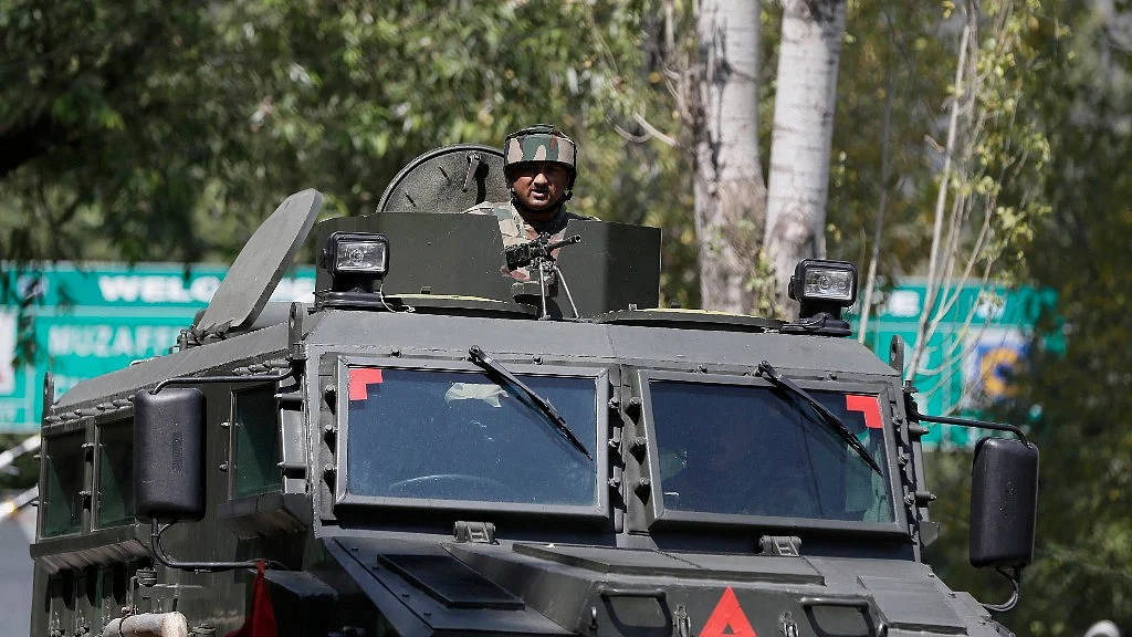 Indian army soldiers arrive at the army base which was attacked. (Photo: AP)