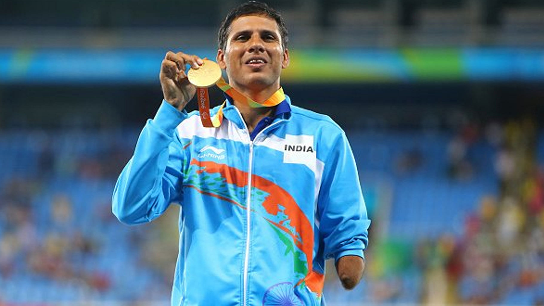 India’s Javelin thrower Devendra Jhajharia holds up his gold medal at the Rio Paralympics. (Photo Courtesy: Twitter/<a href="https://twitter.com/IPCAthletics">@IPC Athletics</a>)