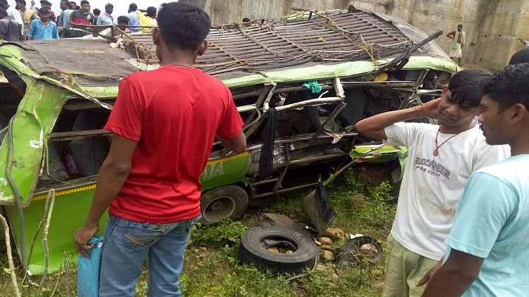 15 people are feared to be dead in a bus accident in Odisha. (Photo Courtesy: <a href="http://www.ommcomnews.com/">www.ommcomnews.com</a>)