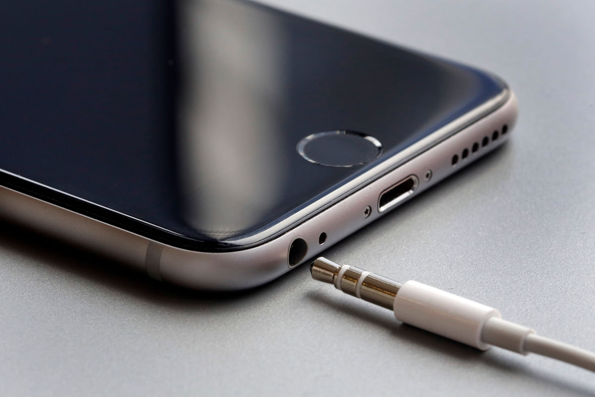 

Apparently, the tech giant has decided to do away with the analog headphone jack in the next iPhone.