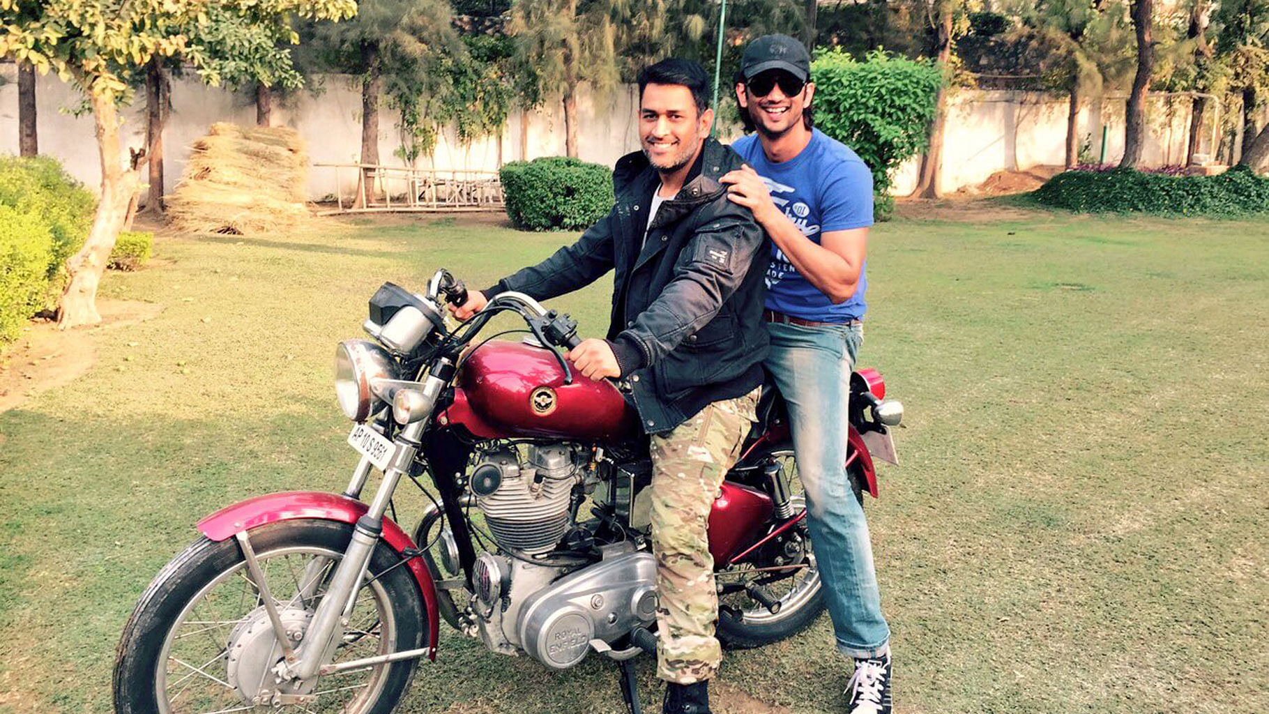 MS Dhoni and Sushant Singh Rajput goofing around while they wait for the release of <i>MS Dhoni: The Untold Story. </i>(Photo courtesy: Twitter)