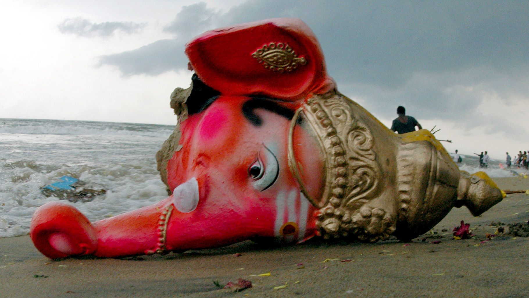 An idol of elephant-headed Hindu God Ganesh lies on a beach before its immersion in the sea during the ten-day Ganesh festival in the southern Indian city of Chennai, September 3, 2006. (Photo: Reuters)&nbsp;