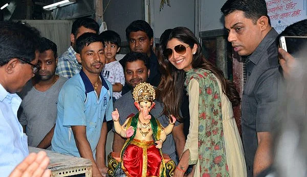 Shilpa Shetty welcomes the Elephant god. (Photo courtesy: <a href="https://twitter.com/bollywoodkaraja/status/772400445629222912">Twitter/bollywoodkaraja</a>)