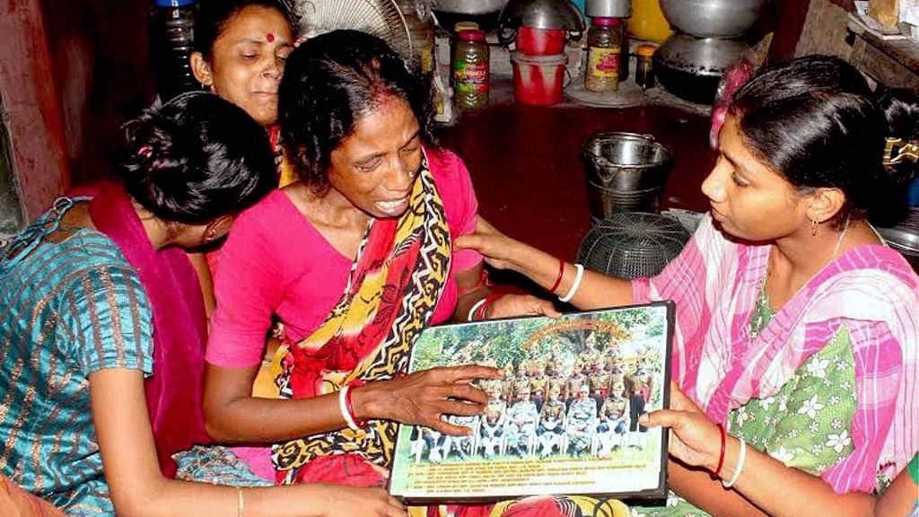 

Neighbours console the wailing mother of Sepoy Gangadhar Dolui, who was martyred in the Uri attack, at his house in Howrah, 19 September, 2016. (Photo: PTI)