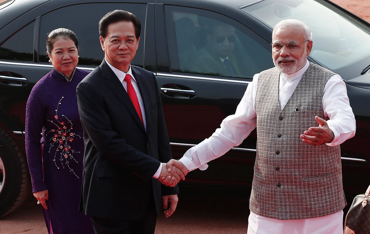 Prime Minister Nguyen Xuan Phuc of Vietnam with PM Narendra Modi. (Photo: Reuters)