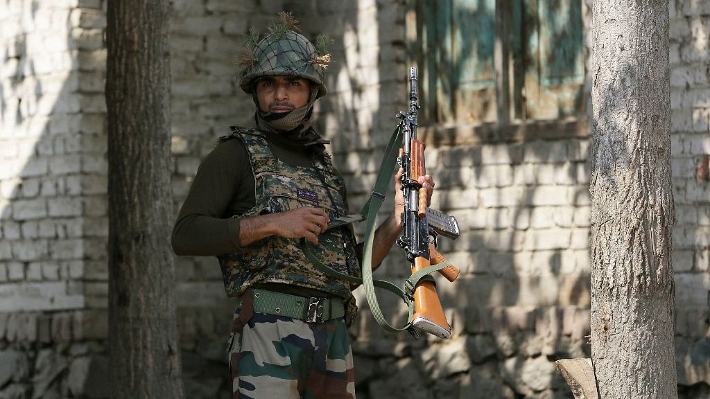 

An Indian army soldier patrols at Nowgam sector, in Kashmir,  21 September 2016. (Photo: AP)