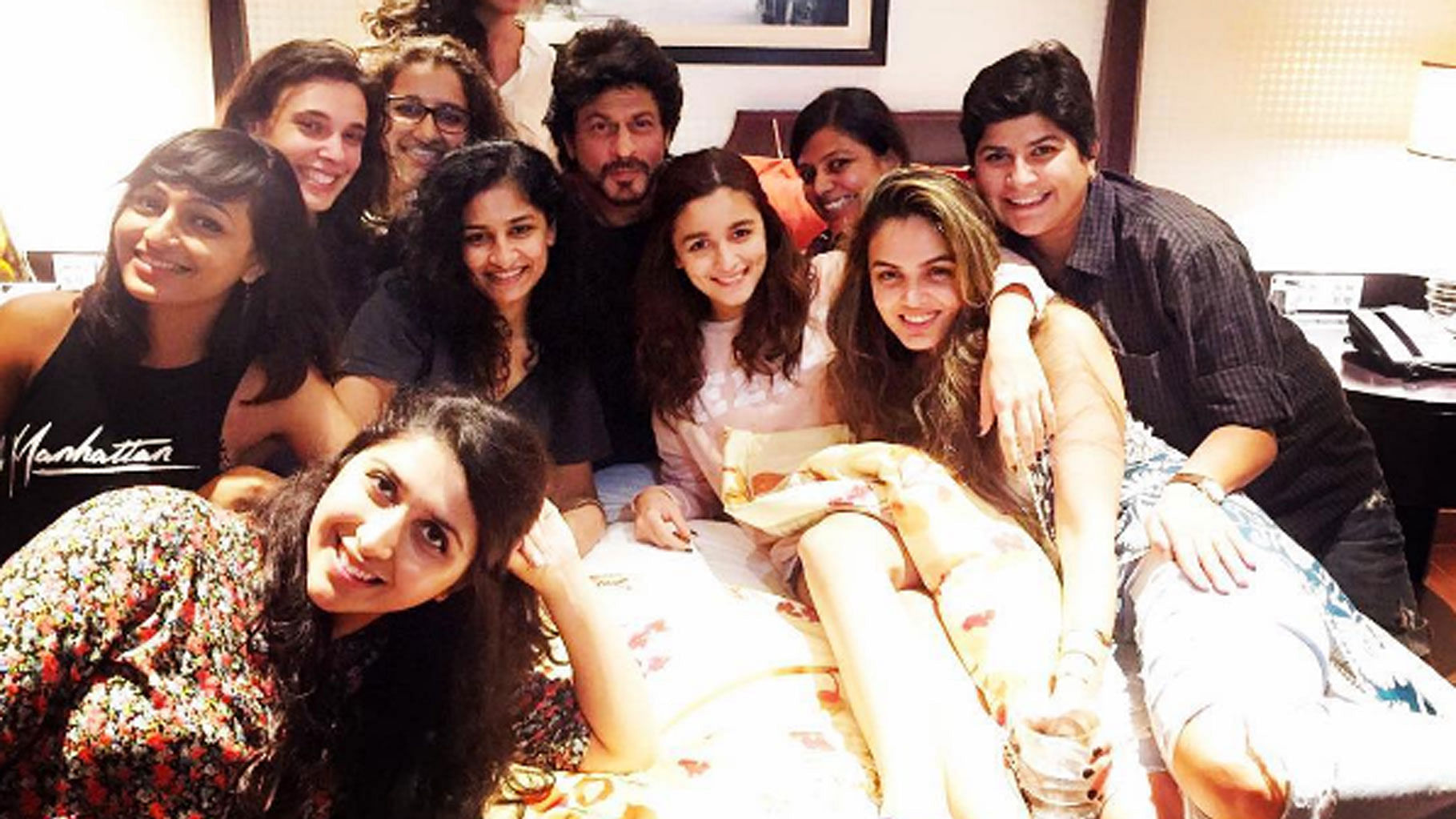Shah Rukh Khan and Alia Bhatt with team <i>Dear Zindagi. </i>(Photo courtesy: Instagram)