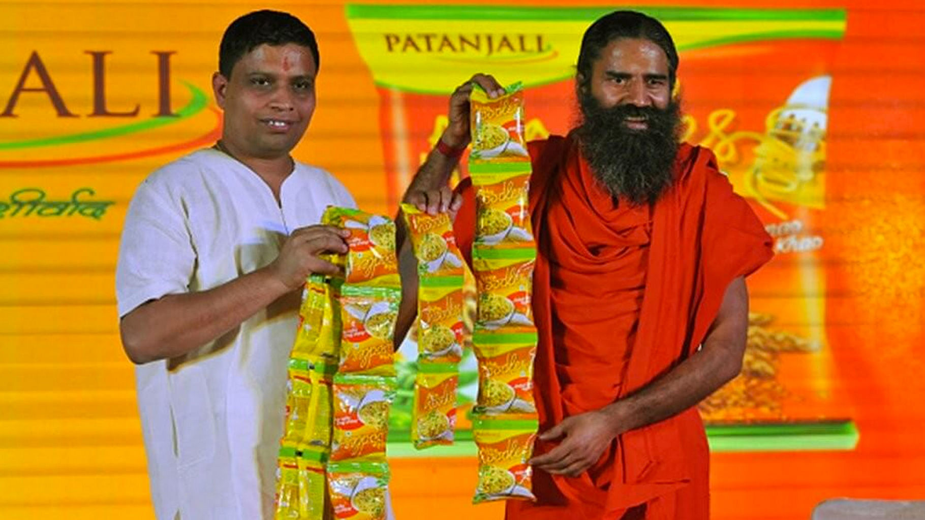 Patanjali Ayurved’s CEO with Baba Ramdev. (Photo Courtesy: Twitter/<a href="https://twitter.com/just2_read/status/775637245579714560">@Just_2Read</a>)