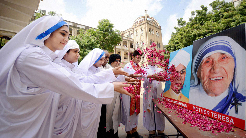 School students dress up as pope and nuns to pay tribute to Mother Teresa and Bharat Ratna Sarvapalli Radhakrishnan ahead of Teacher’s Day in Ahmedabad on Saturday. Mother Teresa will be canonized by Pope Francis on 4 September 2016, in Vatican. (Photo Courtesy: PTI) 