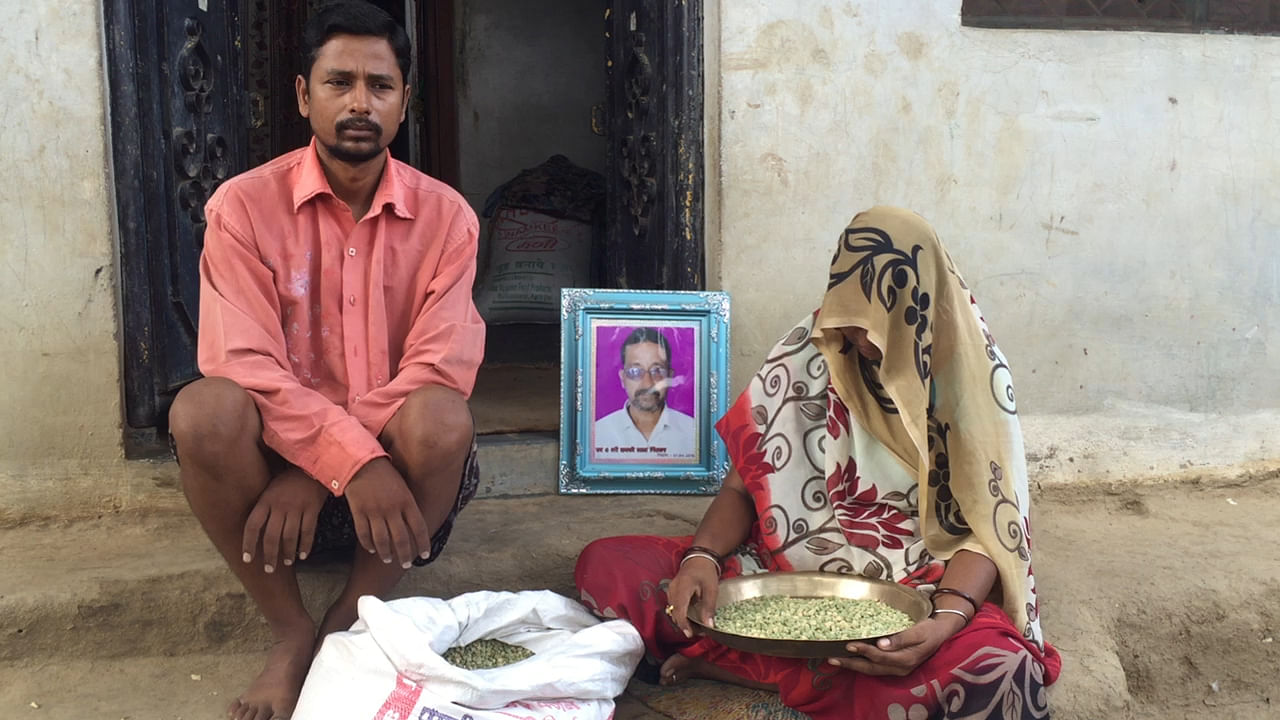 The son and wife of 55-year-old farmer Chhakki Lal, who committed suicide in March 2016, after his winter crop failed due to drought. (Photo: <b>The Quint</b>)