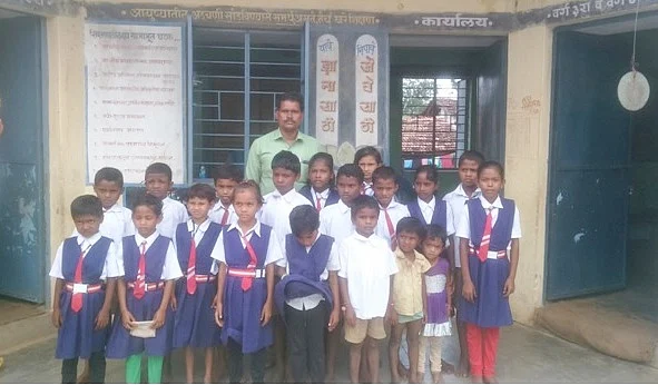 Dhanraj Haribhau Dudhkuwar with his students in Gadchiroli. (Photo Courtesy: Child Rights and You)
