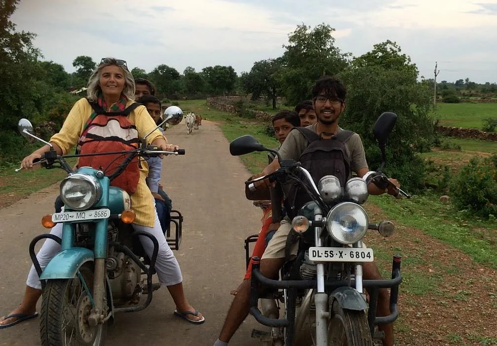 Ulrike Reinhard and her team member <a href="https://www.facebook.com/mannan.gupta.5">Mannan Gupta</a> with the children of Janwaar. (Photo Courtesy: Vicky Roy)