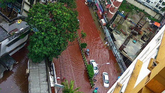 Red rivers flowing through Dhaka. (Photo Courtesy: Twitter/<a href="https://twitter.com/ReesEdward/status/775589426449620992">Edward Rees</a>)