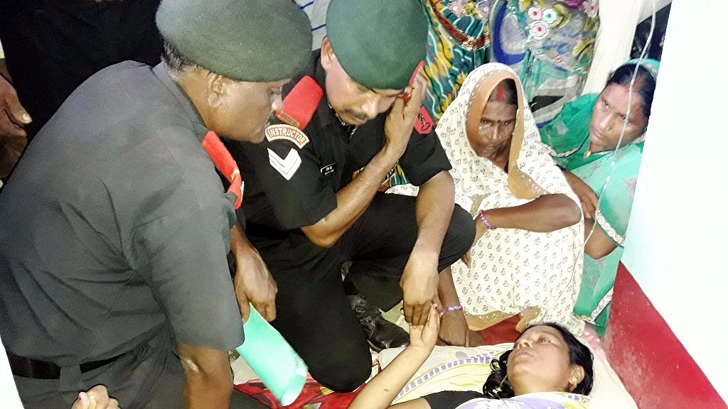 Army personnel meet wife of Havildar Ashok Kumar Singh who was killed in the terror attack on Uri army camp in Bhojpur district of Bihar on 20 September, 2016. (Photo: IANS)
