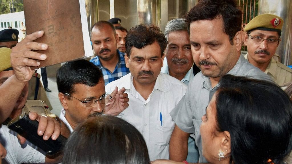 Arvind Kejriwal faced an angry group of women protesters at New Delhi Railway Station while he was boarding a train to Punjab. (Photo: PTI)