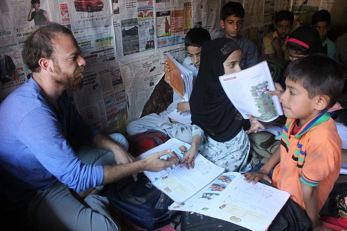 A student volunteer taking a class in Kashmir’s ‘curfew schools.’ (Photo Courtesy: Muneeb Ul-Islam)