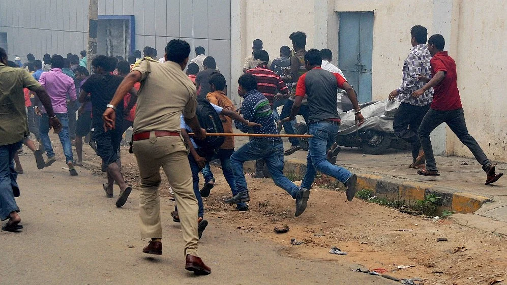 Police personnel disperse pro-Kannada activists during their violent protest over Cauvery water row, in Bengaluru, 12 September, 2016. (Photo: PTI)