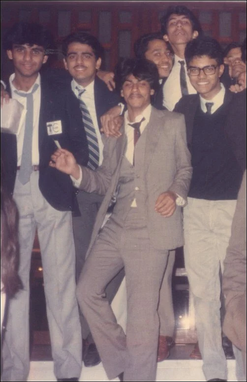 Rare photo of Shah Rukh Khan with his friends. (Photo courtesy: <a href="https://beauty80.wordpress.com/2008/10/15/rare-pics-of-shahrukh-khan/">Beauty80</a>)