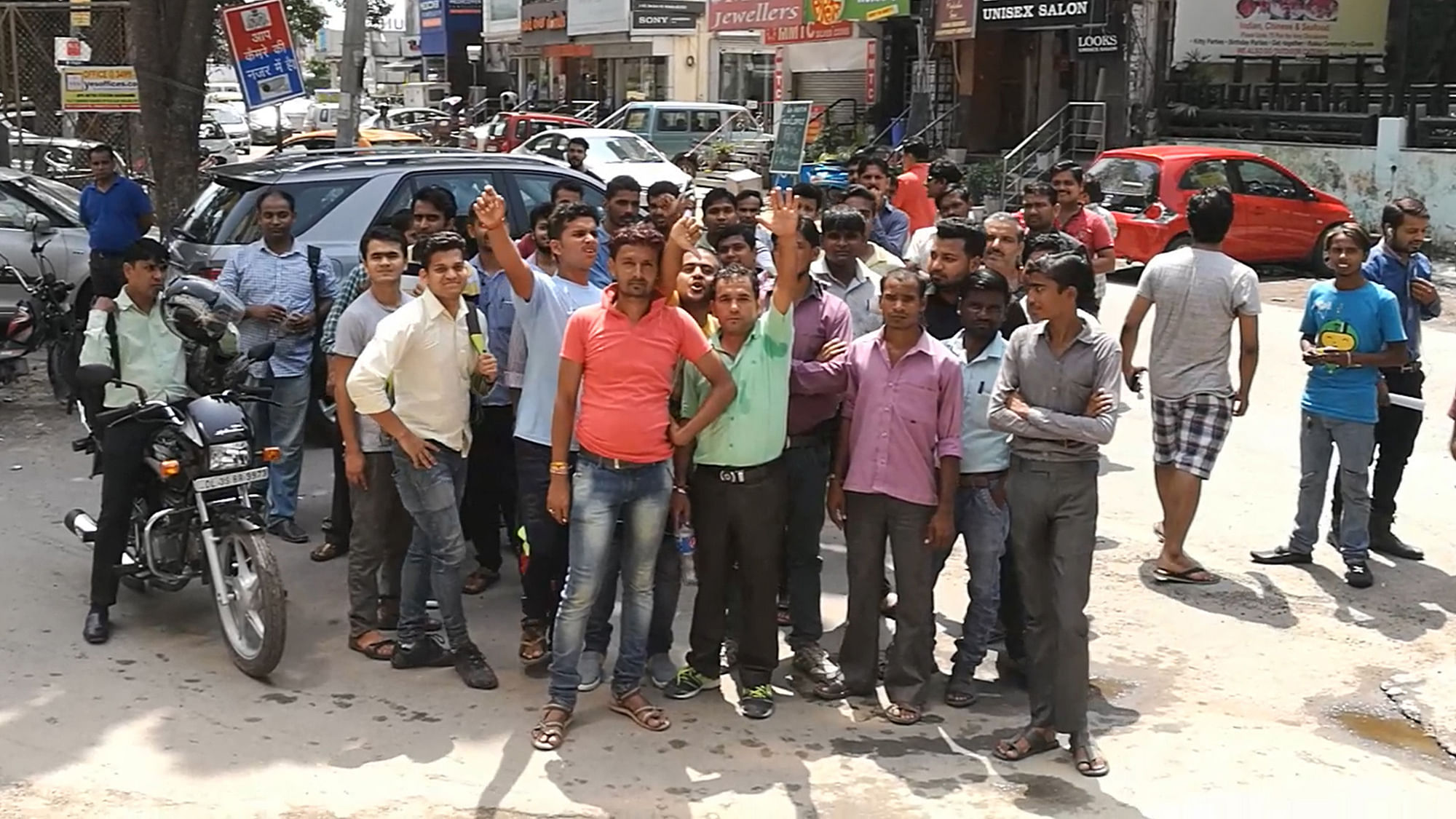 Irate customers outside a closed Reliance store in Noida on Monday. (Photo: <b>The Quint</b>)