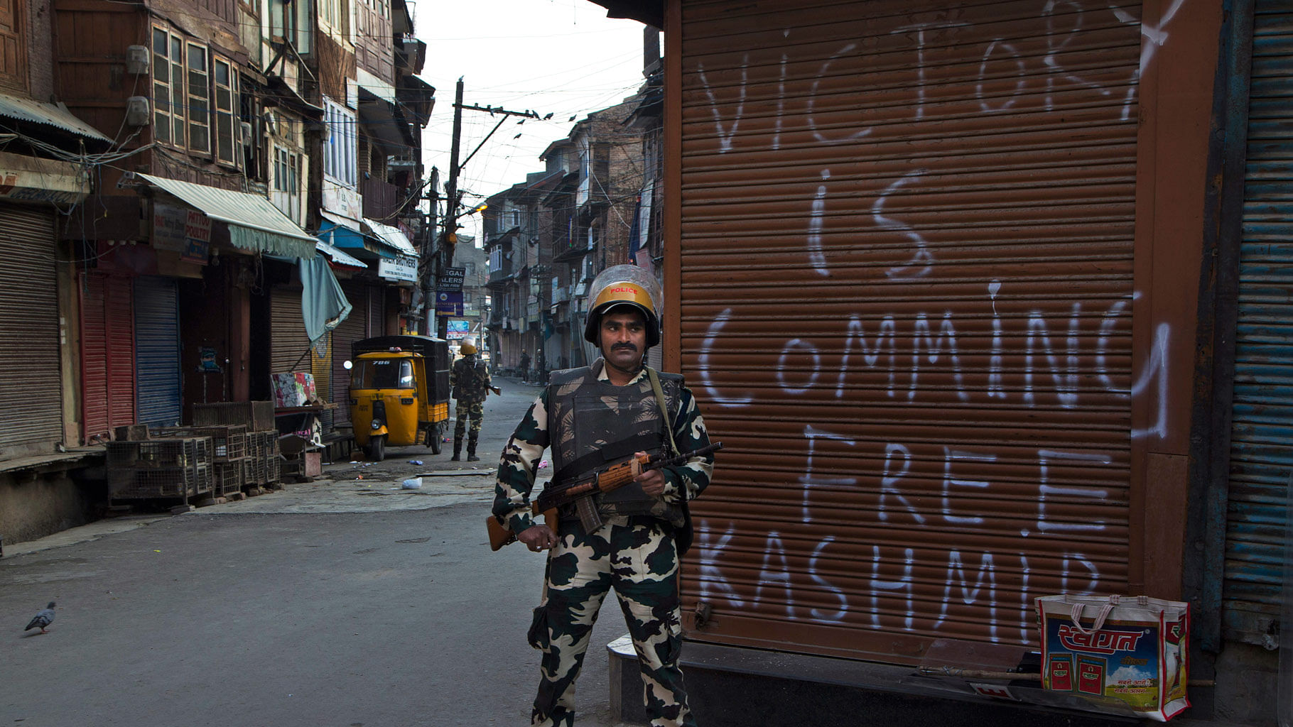 An Indian paramilitary soldier stands guard during curfew in Srinagar. (Photo: AP)
