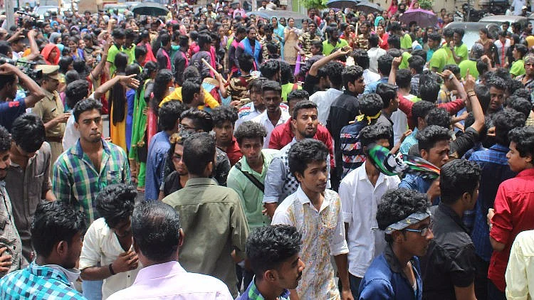 A large group of students from Kerala University on Thursday blocked traffic in Thiruvananthapuram for almost two hours. (Photo Courtesy: The News Minute)