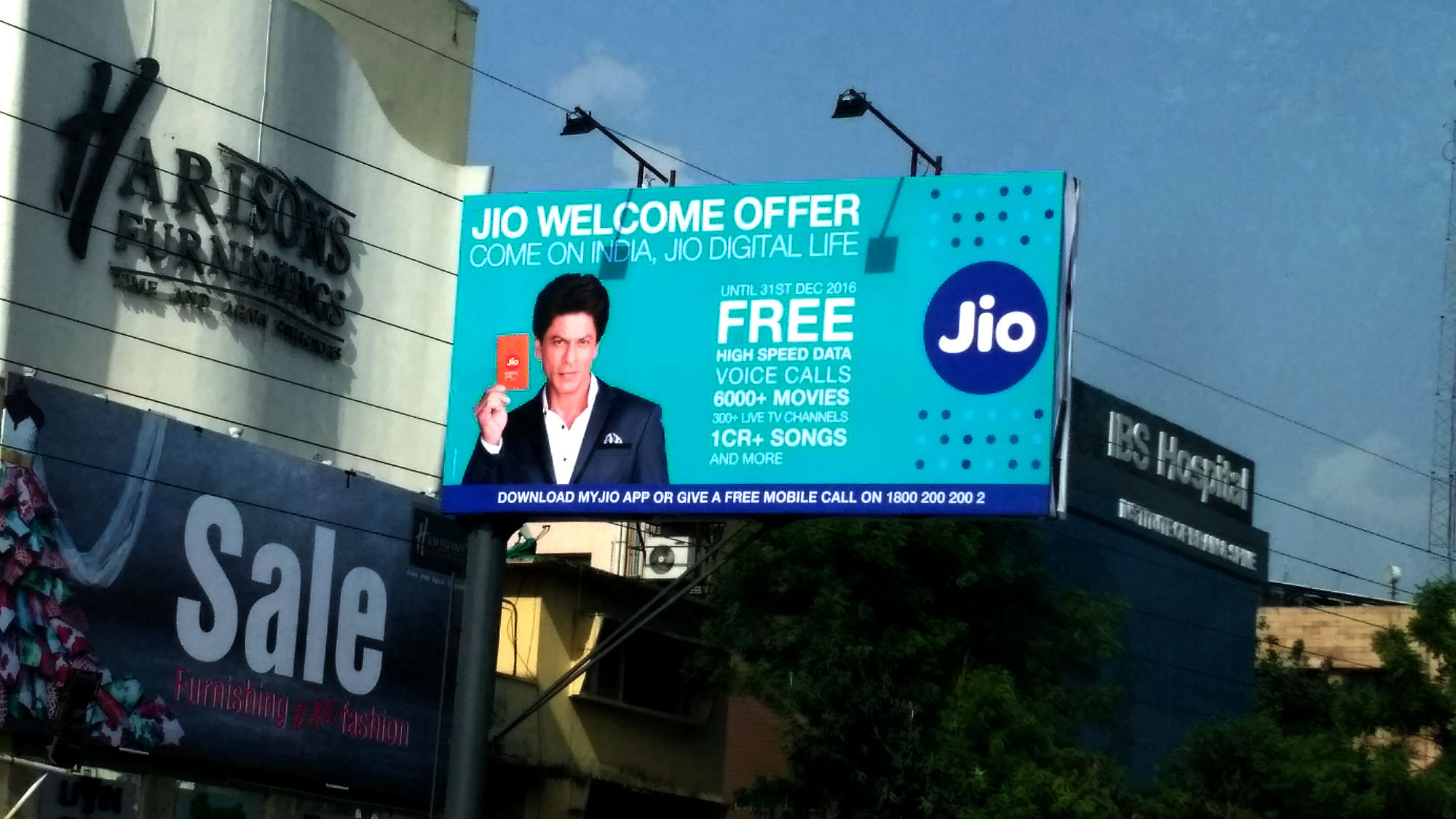 Reliance Jio boards  on the roads of Delhi. (Photo: <b>The Quint</b>)