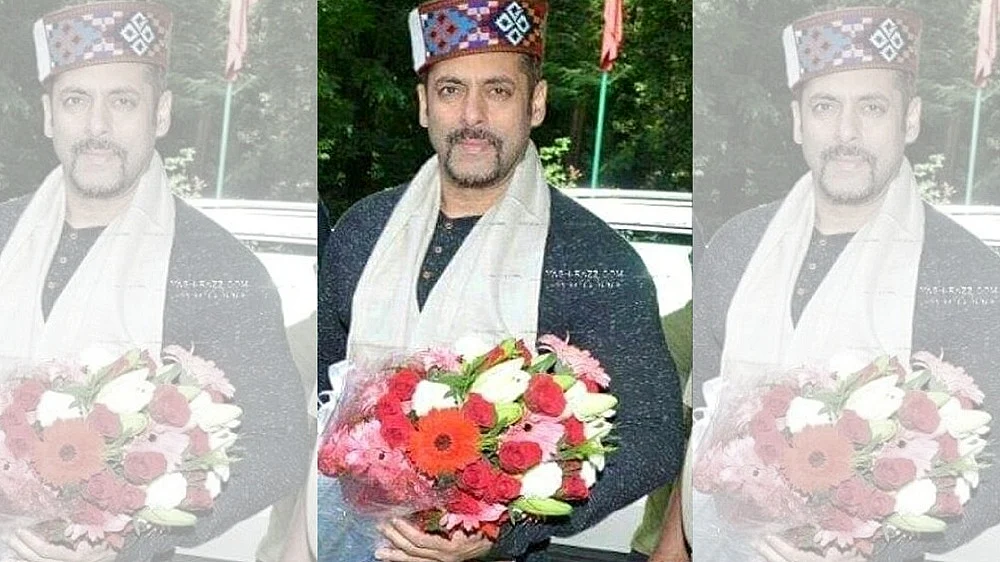  Salman Khan arrives at Manali. (Photo courtesy: <a href="https://twitter.com/KattarSalmaniac">Twitter/KattarSalmaniac</a>) 