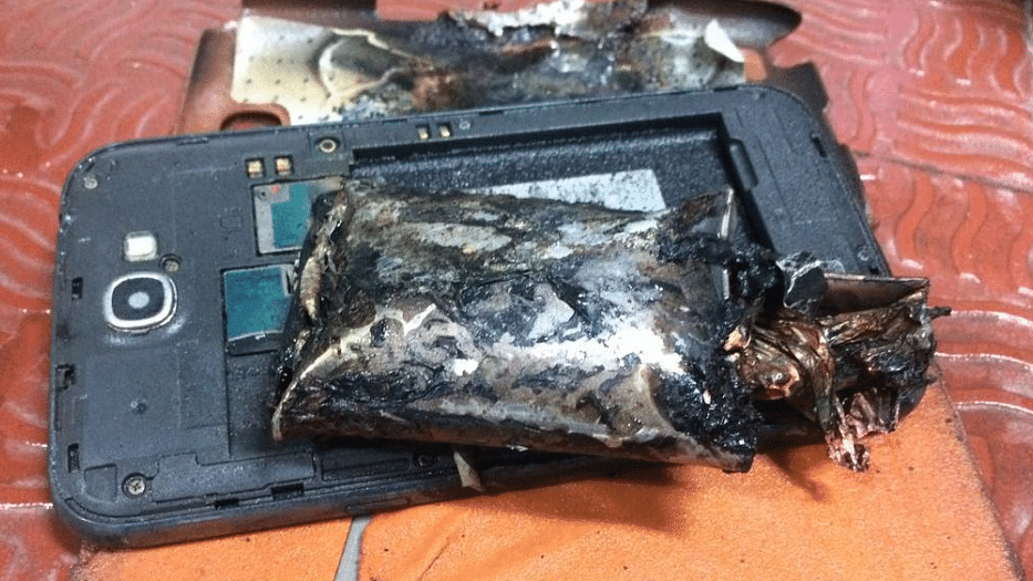 The damaged Samsung handset. (Photo Courtesy: Twitter/ <a href="https://twitter.com/search?q=Somesh%20jha&amp;src=typd">Somesh Jha</a>)