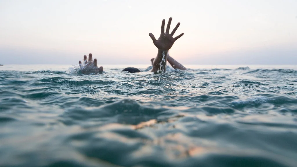 The police identified the victim as Karthik of Villivakkam. He had come to play at the beach with 11 others.