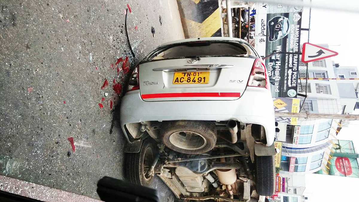 A Tamil Nadu registered vehicle lies damaged on road in Bengaluru (Photo: <b>The Quint</b>)