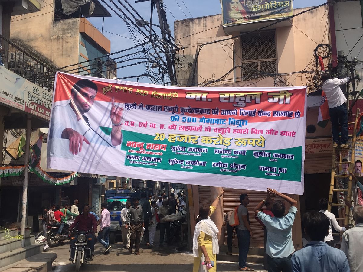 Hoarding being put in place at Jhansi to welcome Rahul Gandhi. (Photo Courtesy: The Quint)