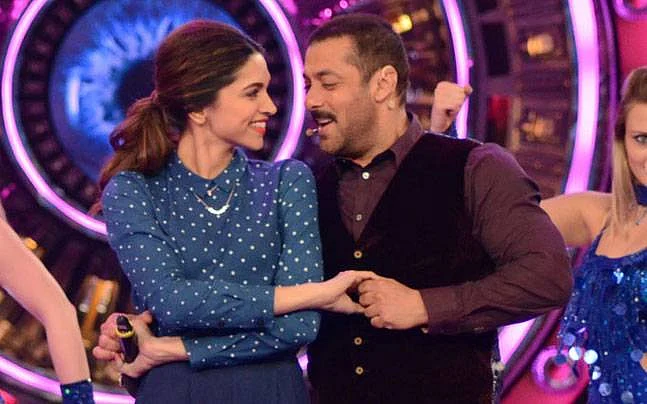Deepika and Salman show off some cool moves on <i>Bigg Boss.</i><i> </i>(Photo courtesy: <i>Colors TV</i>)