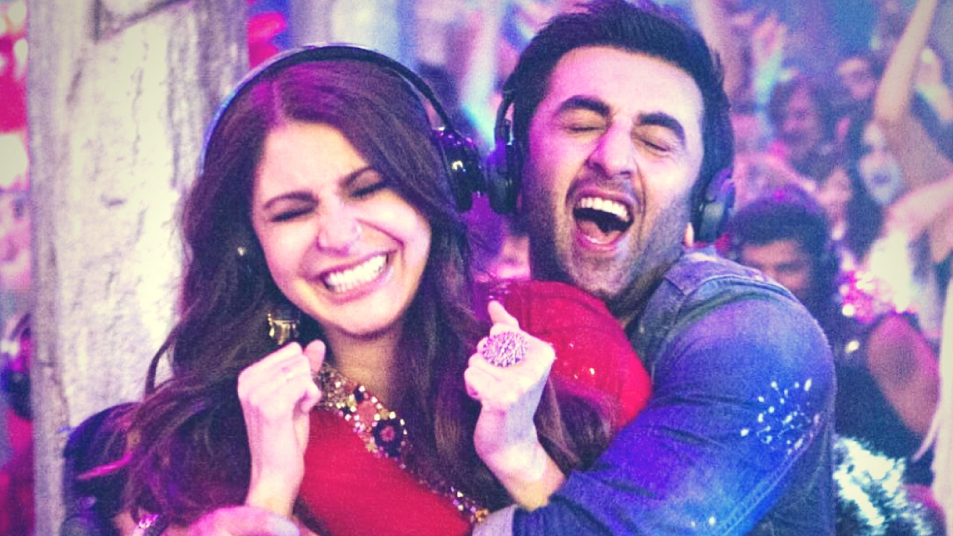 Ranbir and Anushka couldn’t be happier about being single. (Photo courtesy: YouTube/<a href="https://www.youtube.com/watch?v=CvPdtf8Ijj4">Sony Music India</a>)