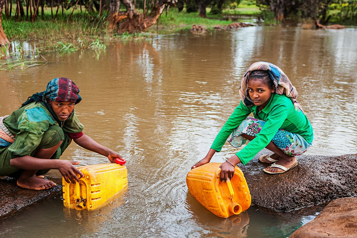 Women collecting water. (Photo: iStock)