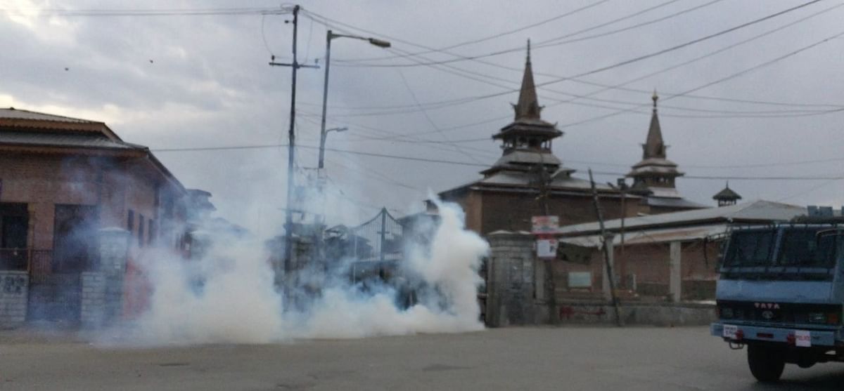 Hurriyat calls to march to Jamia Masjid in Srinagar to break military siege. It has been closed for 15 weeks.